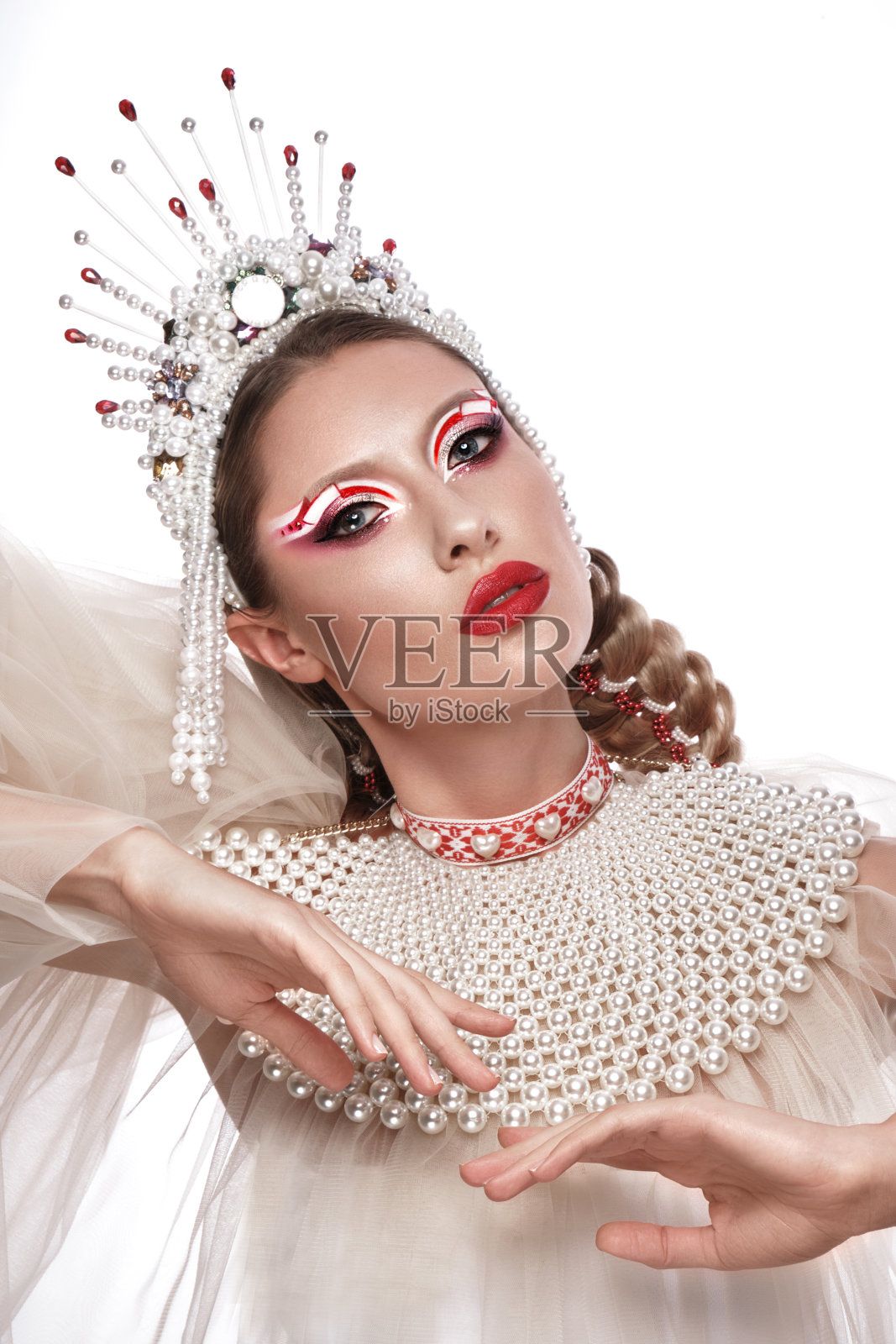 美丽的女人在一个创造性的风格与明亮的化妆和白色的衣服和配件照片摄影图片