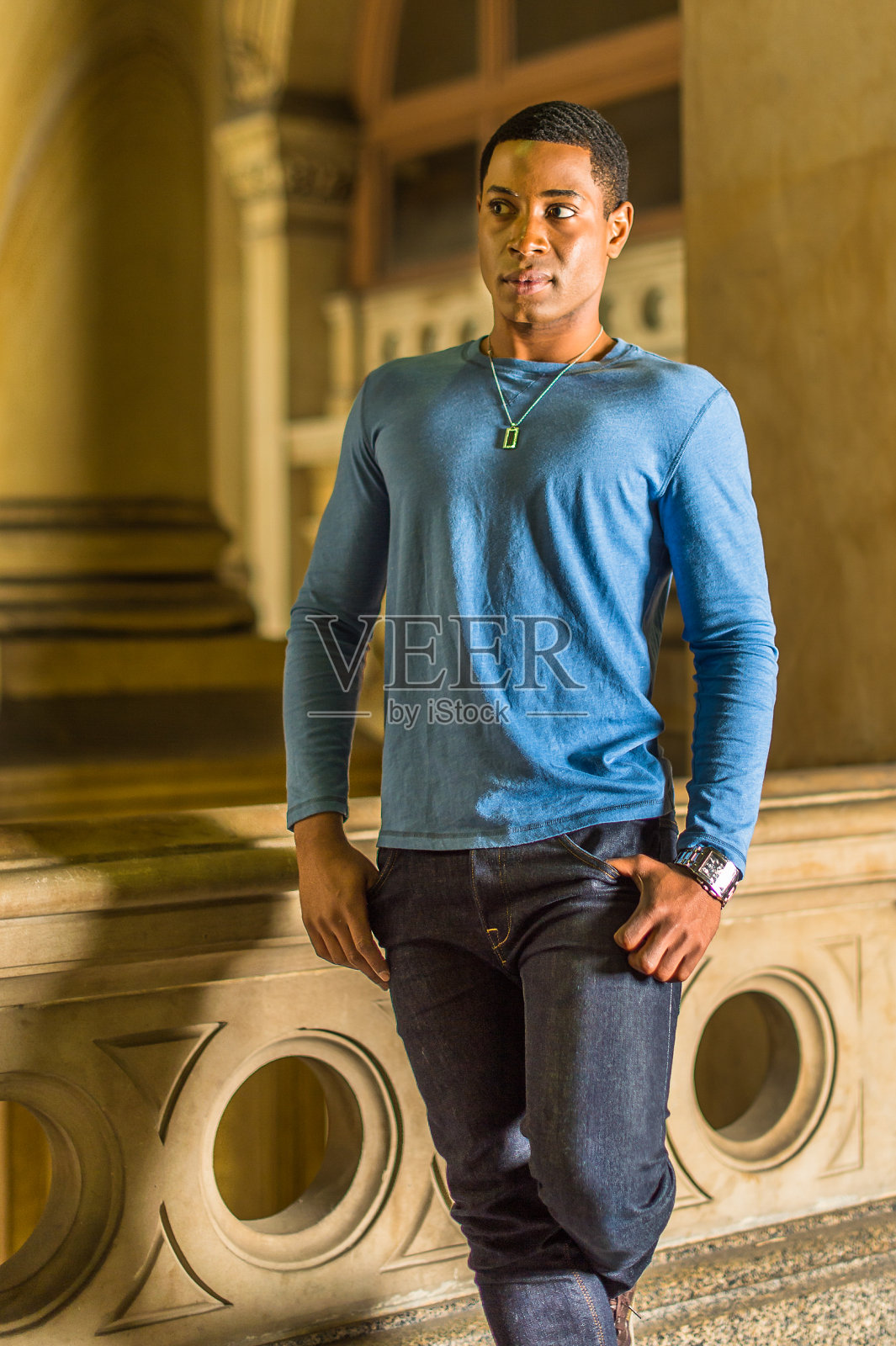 年轻黑人大学生的肖像站在办公楼里，向前看照片摄影图片