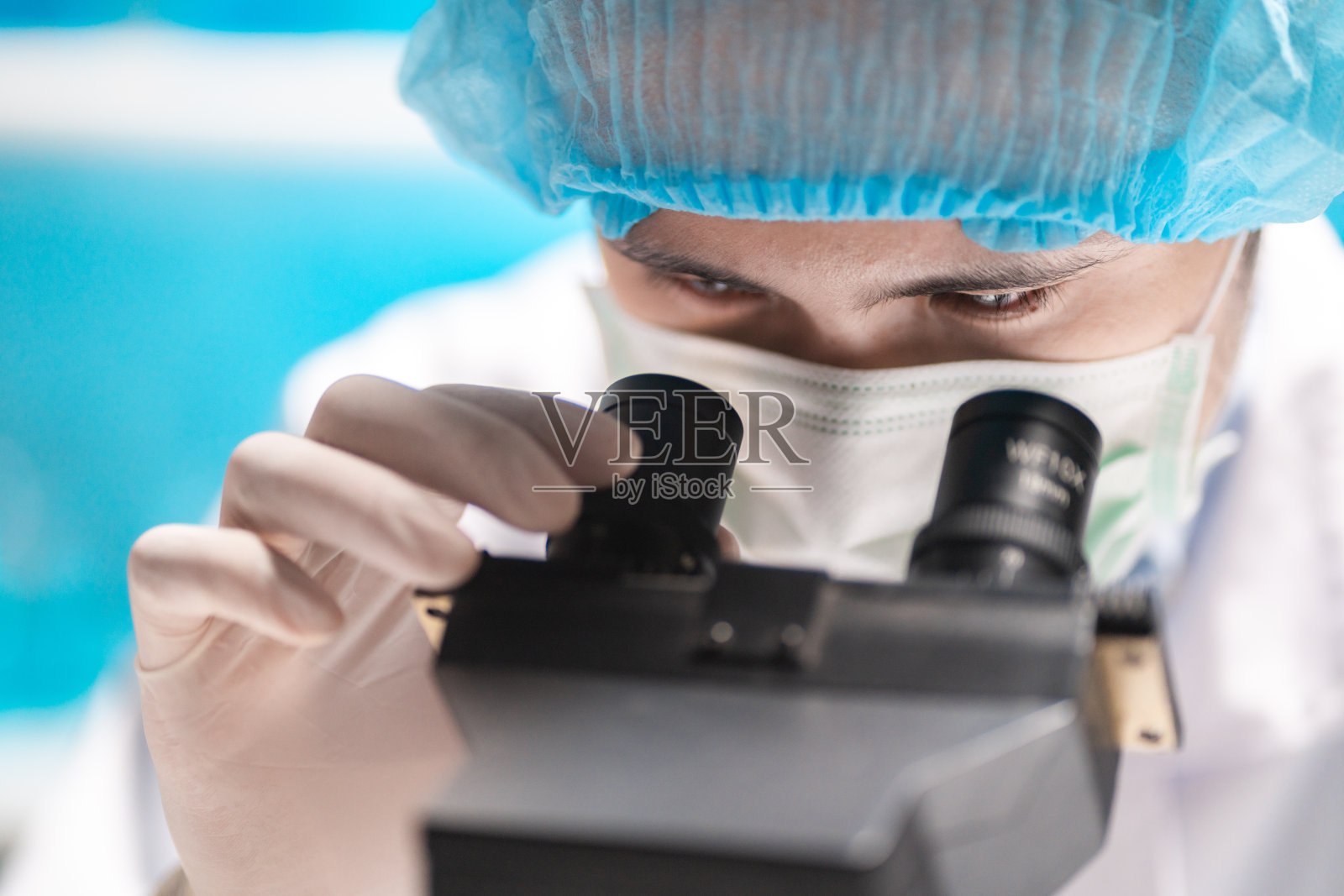 卫生保健科研人员在生命科学实验室工作，从事医学科学技术研究工作，为新冠病毒疫苗的试验、新冠病毒疫苗的保护治疗照片摄影图片