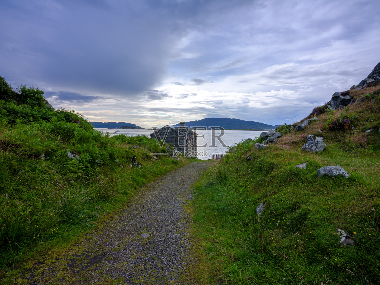 苏格兰克雷格尼什角的汝拉之声、科里夫瑞肯和岛屿上空的暴风雨天空照片摄影图片