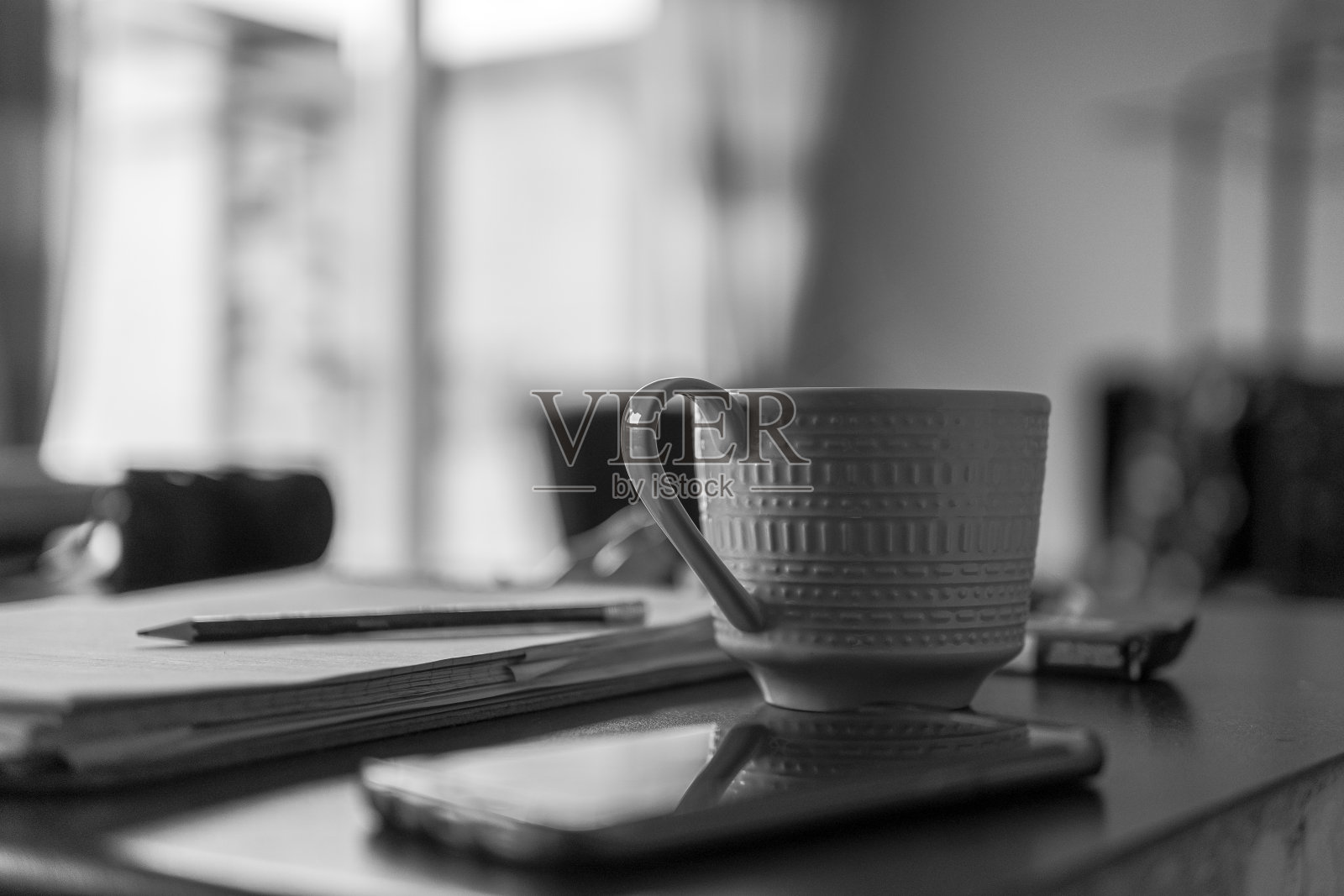 在厨房里准备一杯茶和一个酒吧照片摄影图片