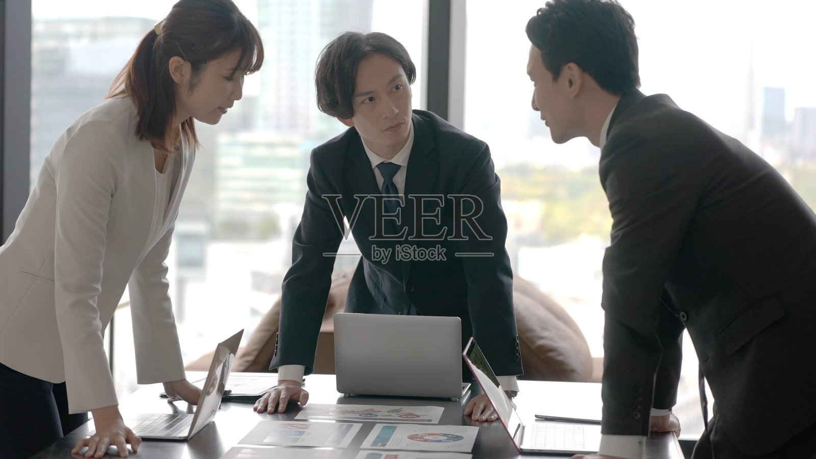 亚洲商业集团在办公室工作照片摄影图片