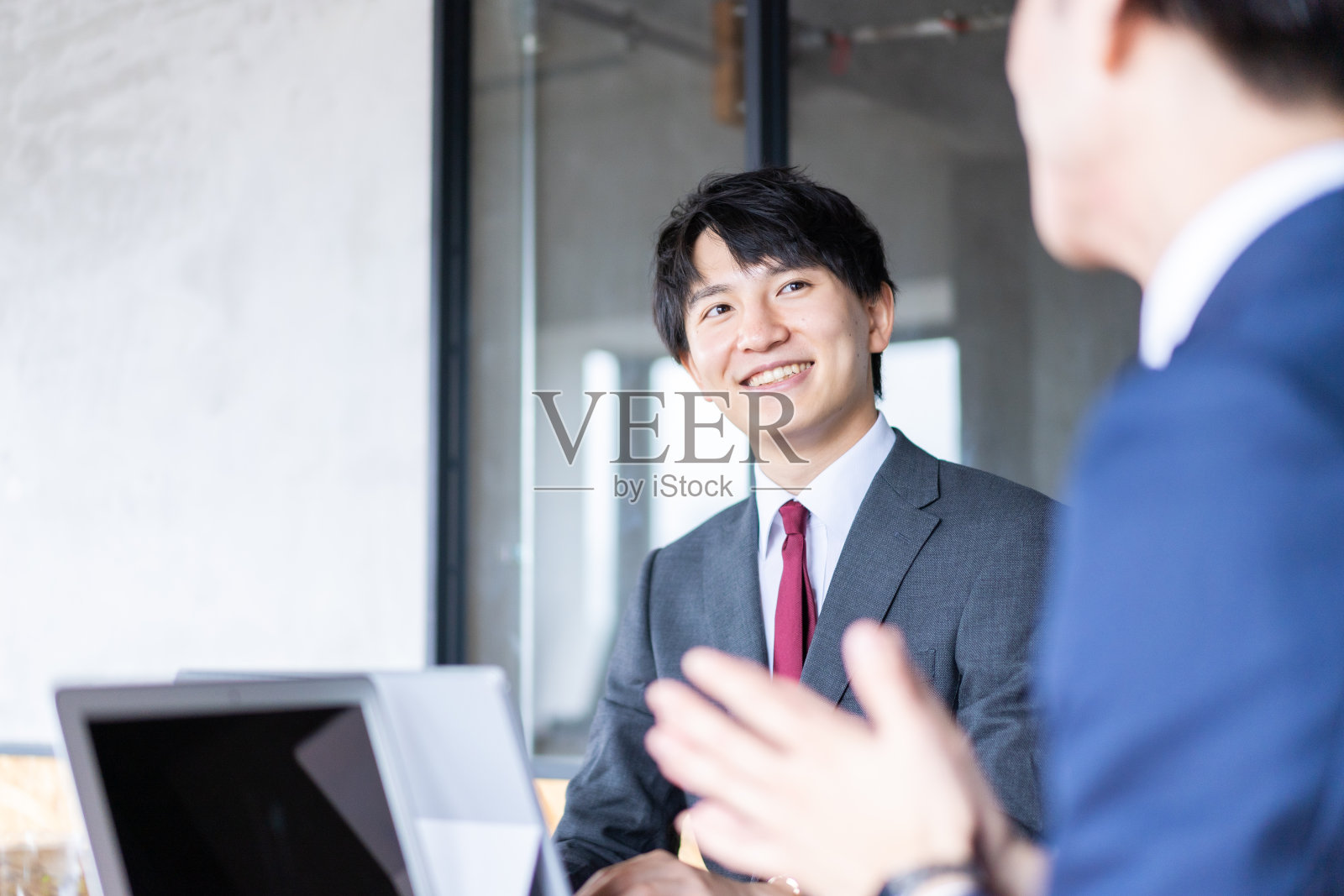 两个商人在开会照片摄影图片