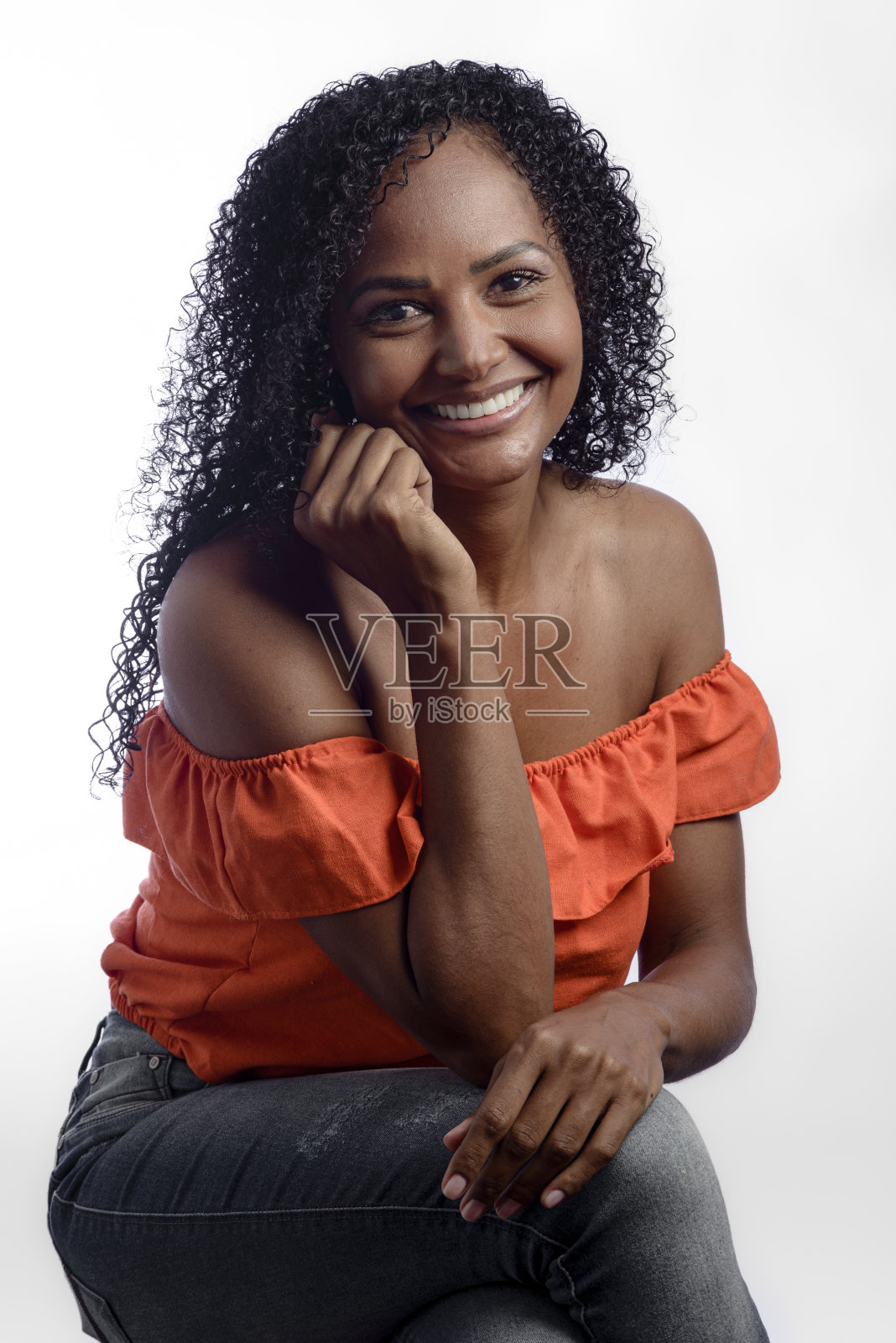 摄影棚里模特的垂直肖像。照片摄影图片