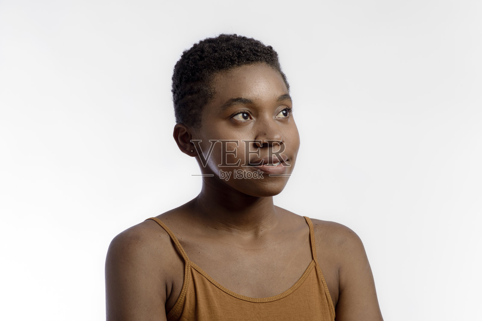 年轻女子望向地平线，肖像在画室里照片摄影图片