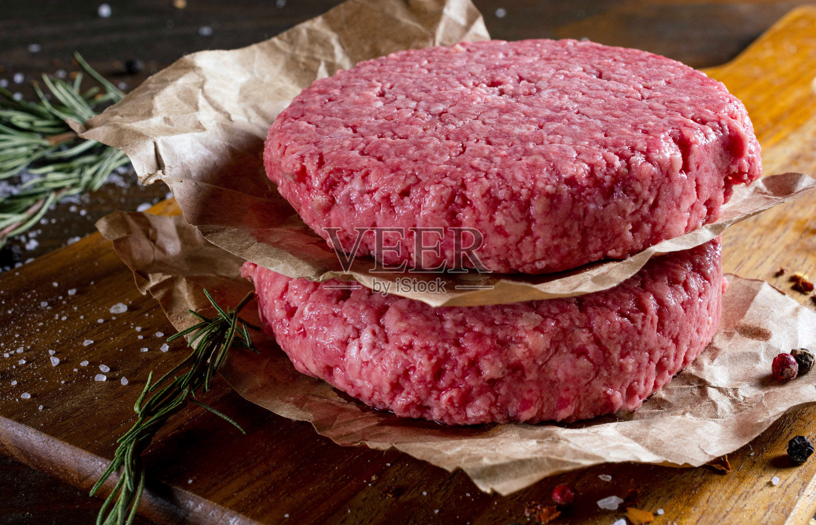 木制的生牛肉汉堡照片摄影图片