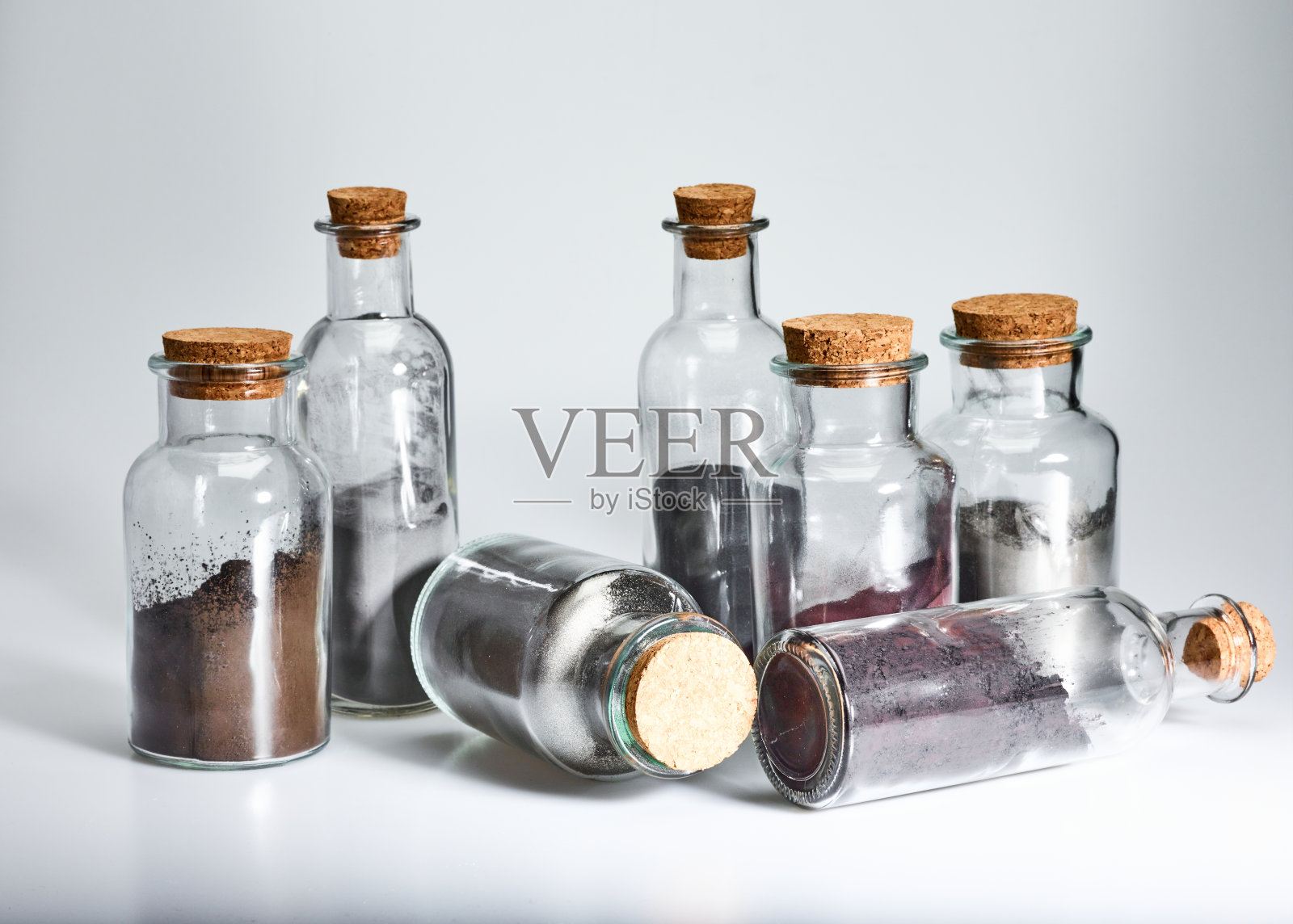 彩色颗粒化学药品在玻璃小瓶密封与银金属螺丝上的盖子照片摄影图片