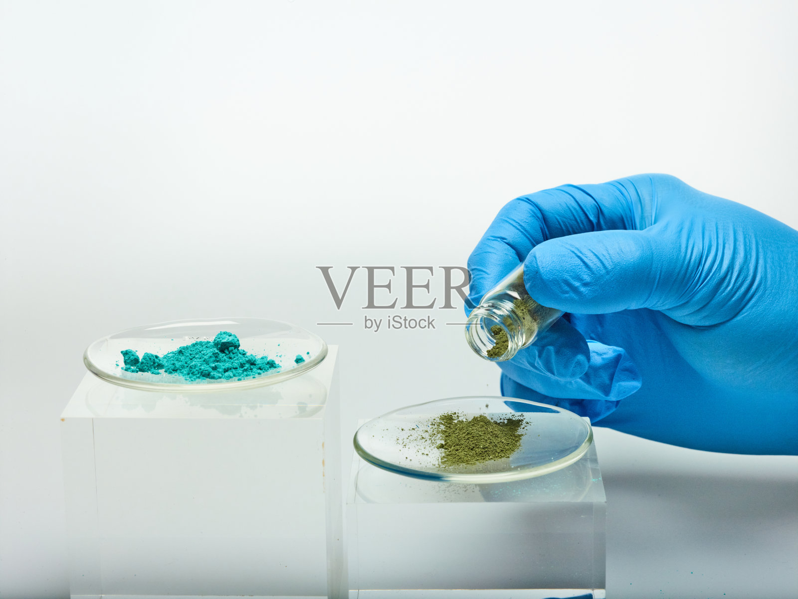 彩色颗粒化学药品在玻璃小瓶密封与银金属螺丝上的盖子照片摄影图片