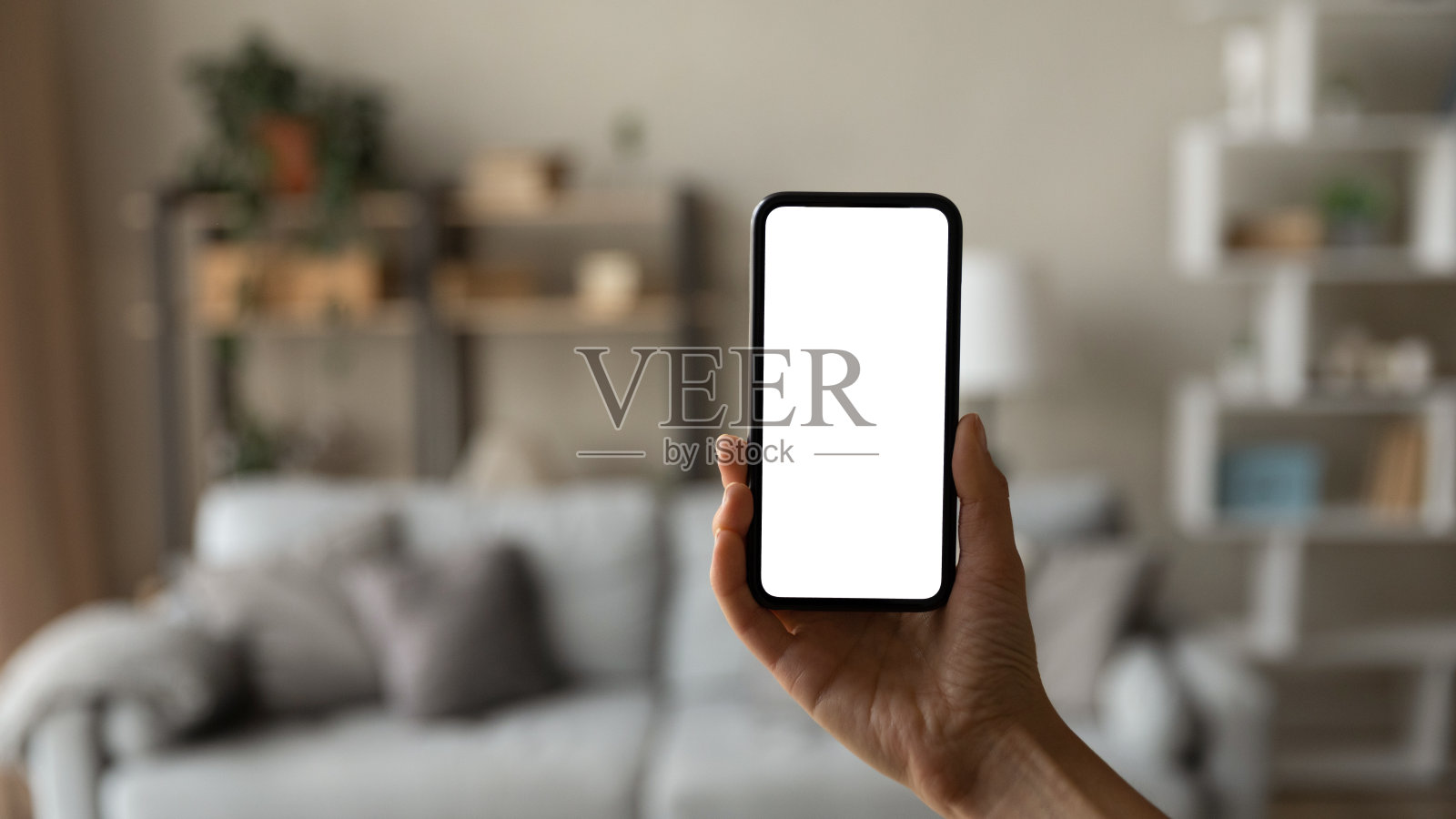 近距离女性手持智能手机与白色空屏幕模型照片摄影图片