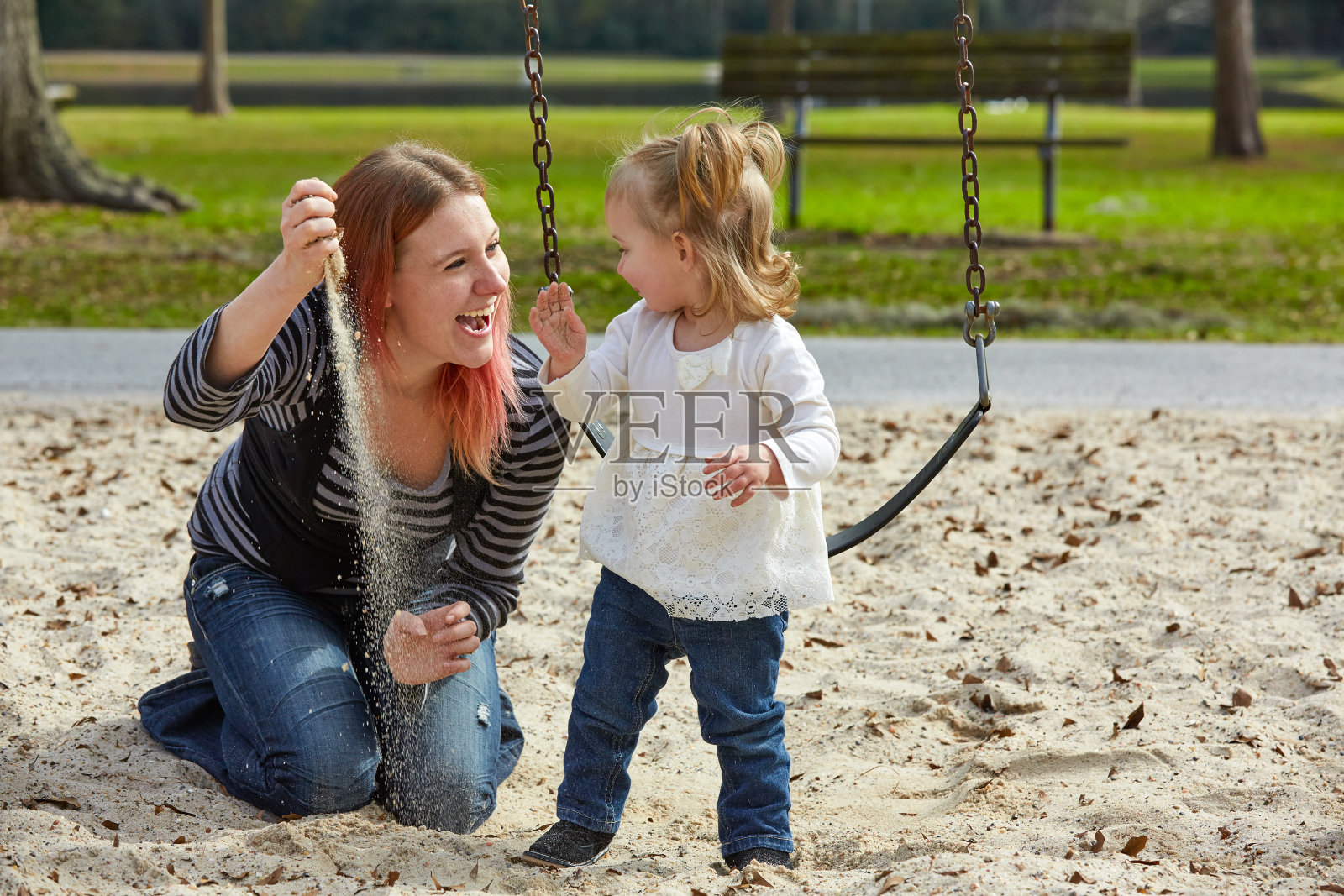 妈妈和女儿在公园里玩沙子照片摄影图片