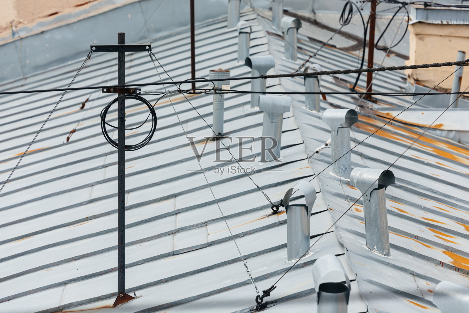 住宅屋顶不锈钢通风管与天线特写照片摄影图片