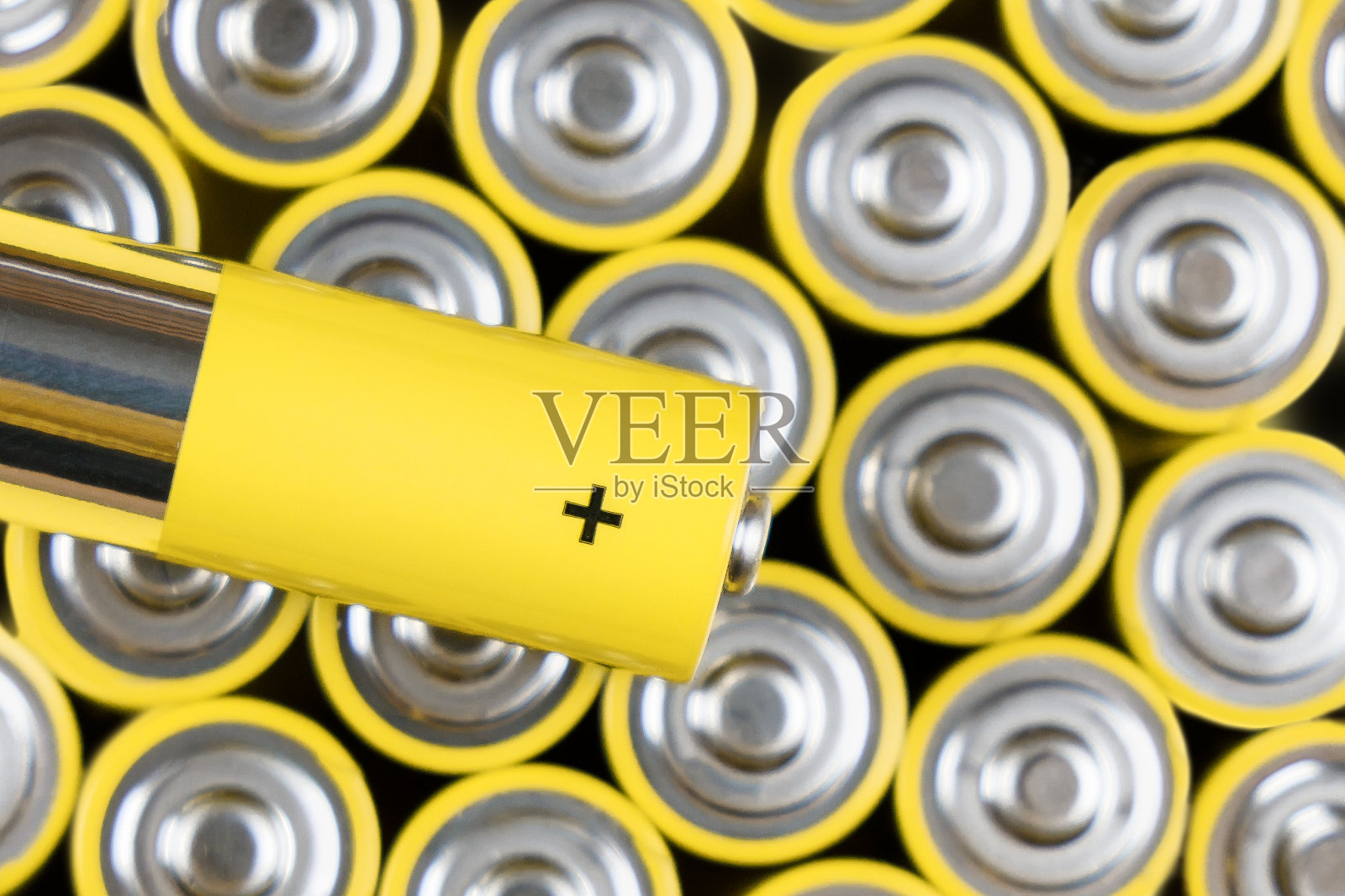 灰黄色碱性AA电池正极俯视图。照片摄影图片