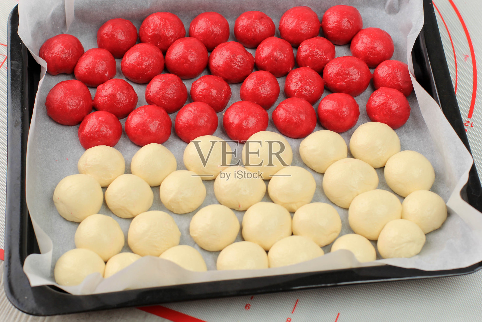 红色和白色的Chigiri泡沫面包照片摄影图片