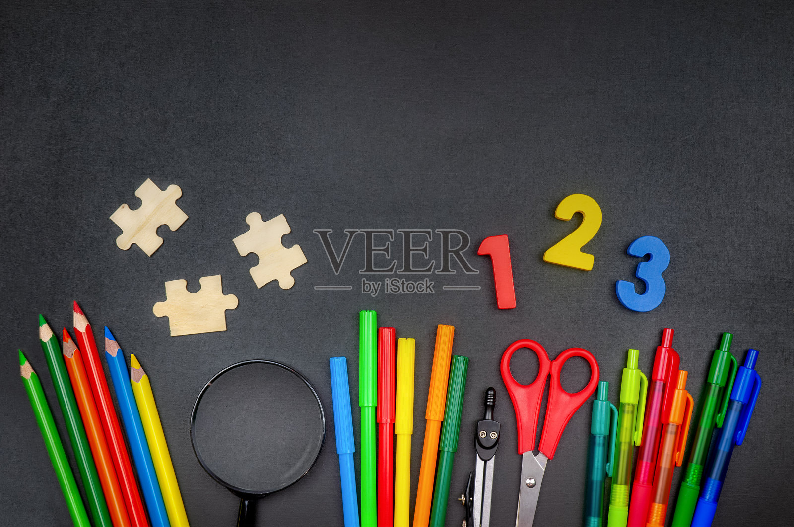 黑板背景上有学校用品照片摄影图片