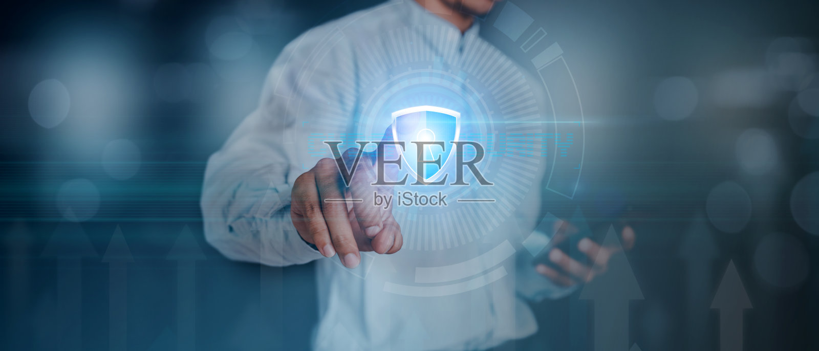 数据或网络保护，商家按屏蔽图标，网页按钮，病毒网络安全。保险数字犯罪的黑客概念。信息安全对抗病毒，系统二进制矩阵。照片摄影图片