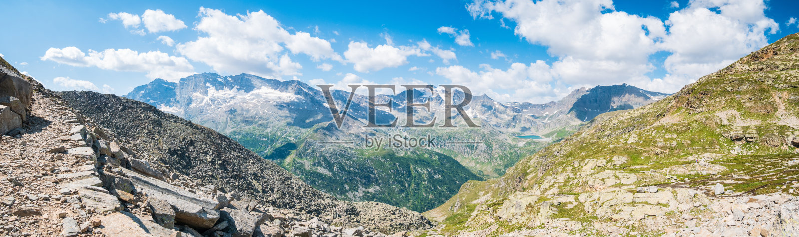 田园诗般的蓝色高山湖泊高山上，风景秀丽的景观岩石地形在阿尔卑斯山的高海拔，全景照片摄影图片