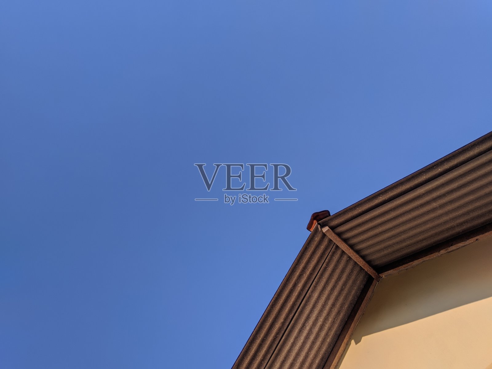 房子上方湛蓝的天空照片摄影图片