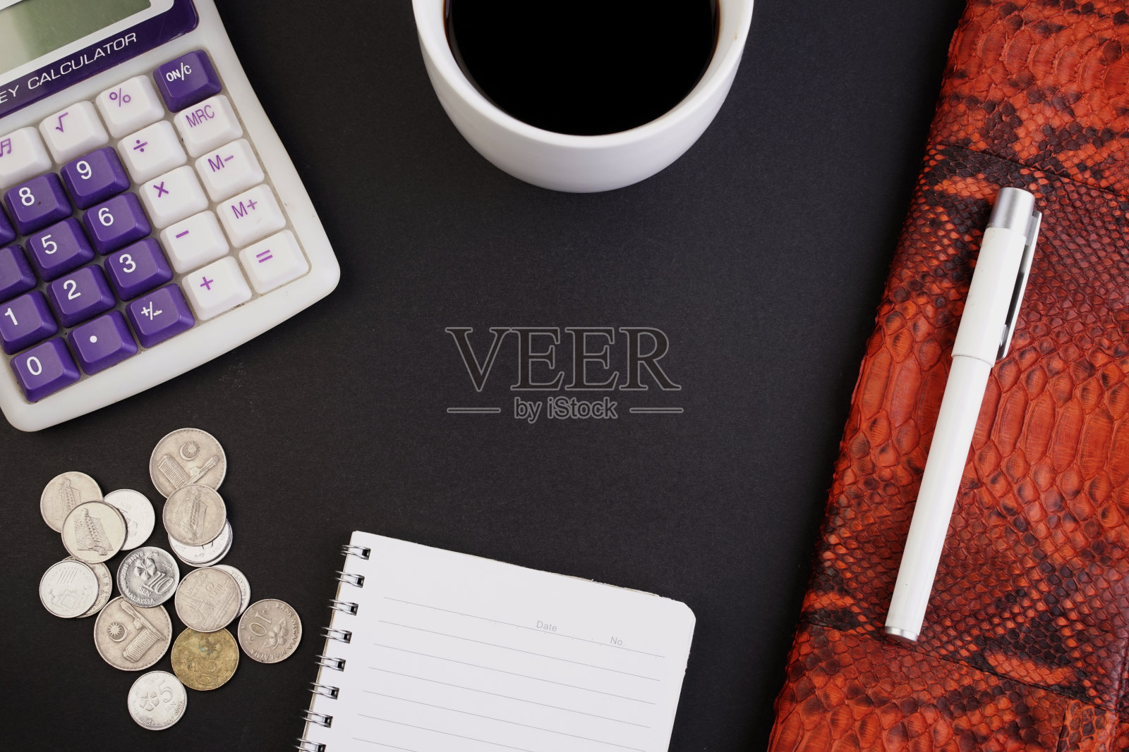 会计、金融、经济类大学生的台式电脑。平铺或俯视图。教育的概念。照片摄影图片