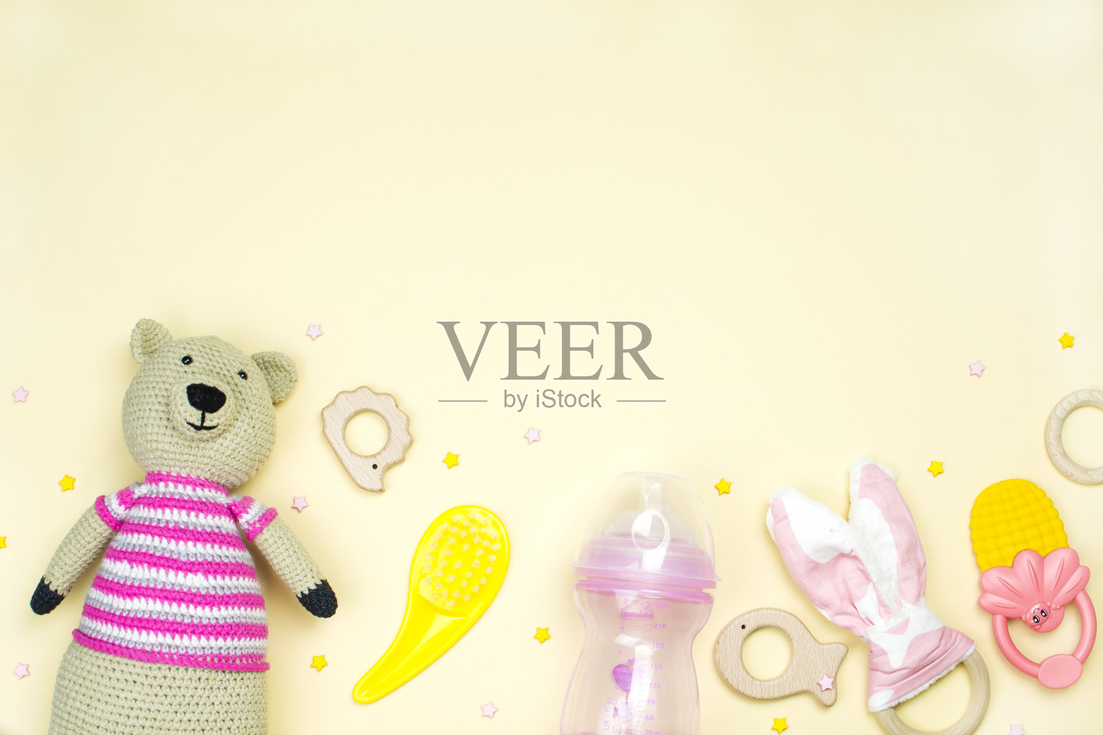 拨浪鼓，瓶子和木制玩具。照片摄影图片