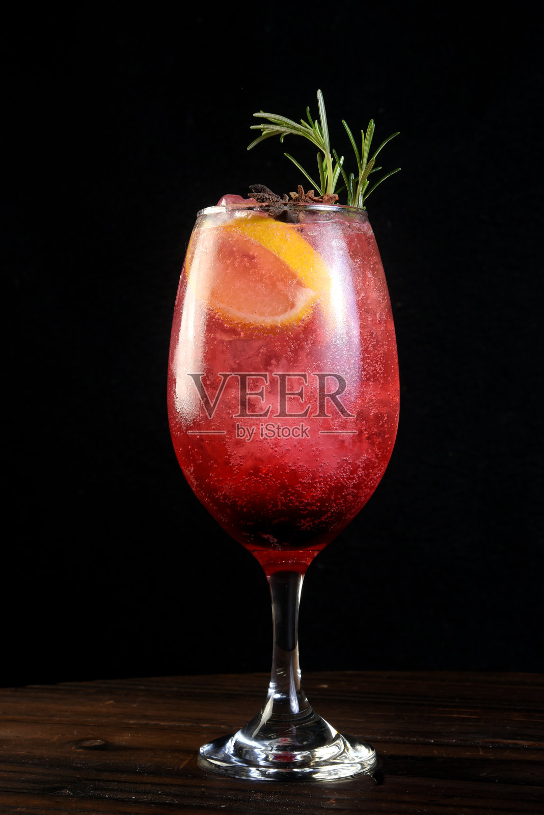 清爽的酒精饮料，科苏梅尔，莫吉托与龙舌兰，杜松子酒，苏打水，柠檬和薄荷隔离在黑色背景。照片摄影图片