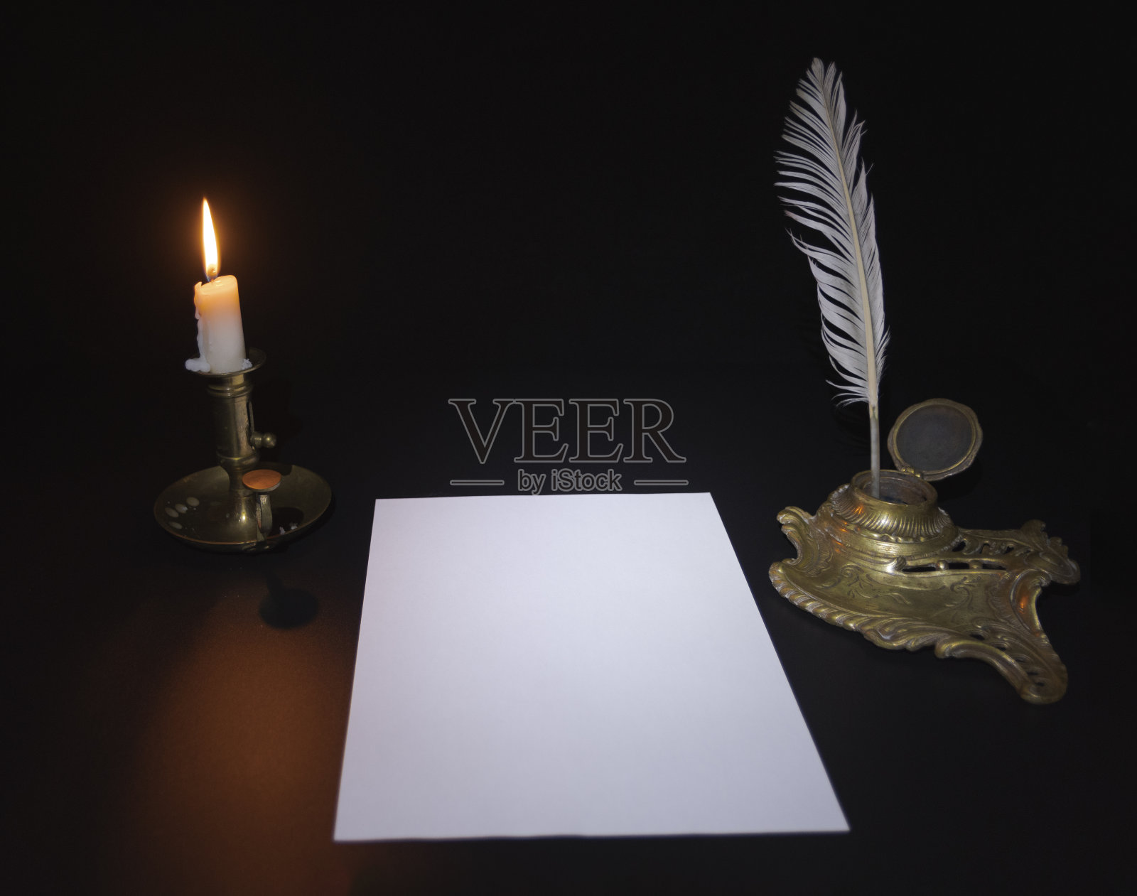 装饰性的墨水瓶和烛台。样式书写工具。蜡烛，笔，白纸。Copispace照片摄影图片