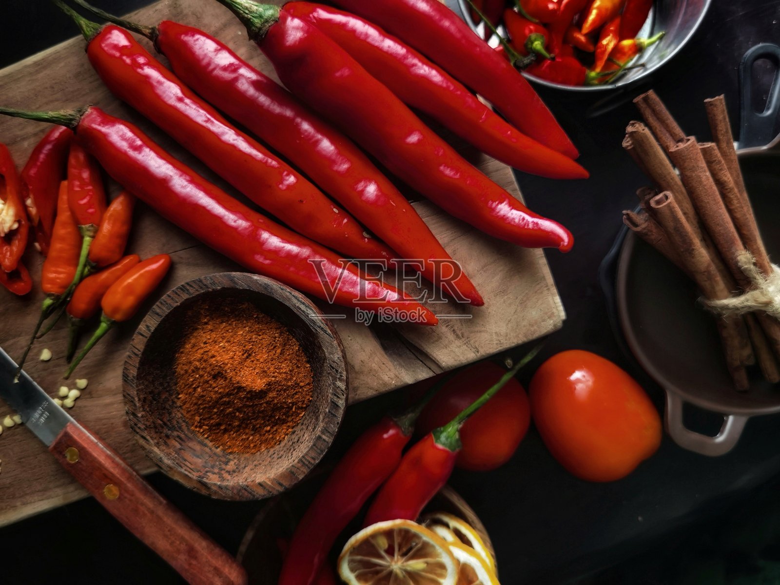 餐桌上有新鲜的辣椒和各种香料照片摄影图片