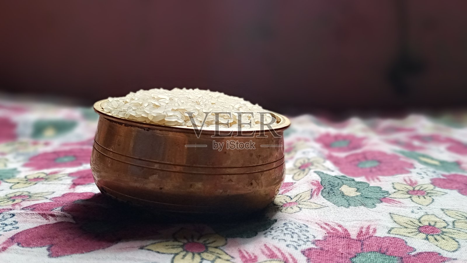 白米在小碗与彩色背景的照片照片摄影图片