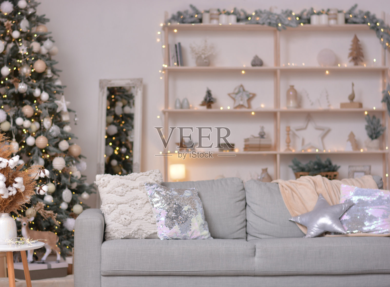 圣诞现代客厅配有圣诞树、沙发、架子等圣诞装饰品。恭贺新禧，圣诞快乐照片摄影图片