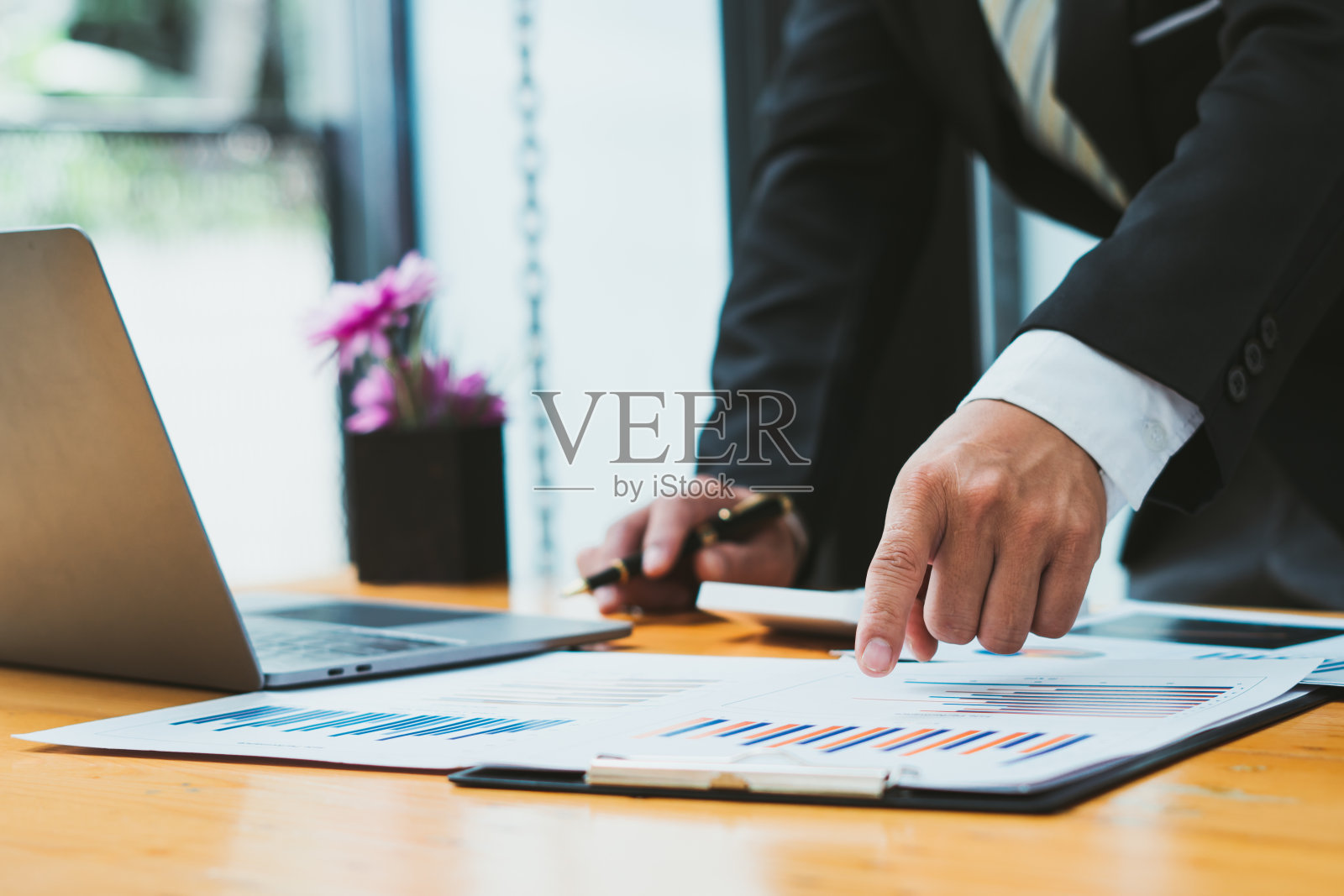 商务人员在办公室里用图表分析和评估公司的市场营销照片摄影图片