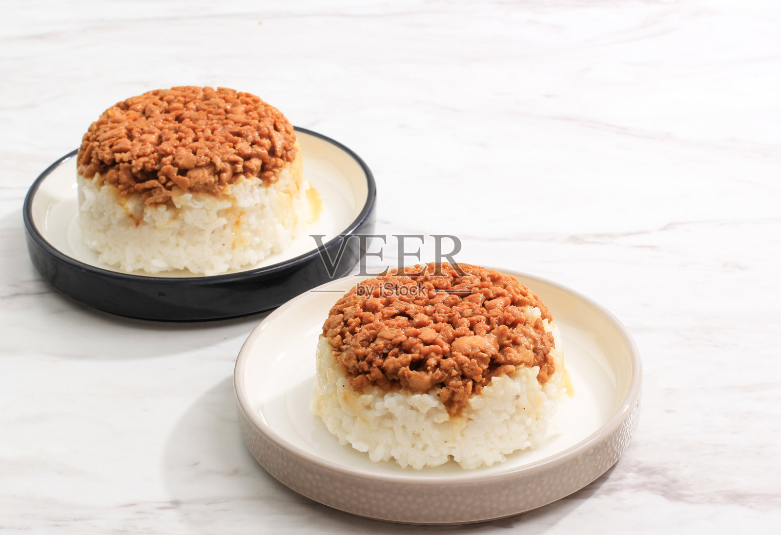 自制炒饭，鸡丁酱油蒸饭。印尼舒适早餐。盛在陶瓷盘上照片摄影图片