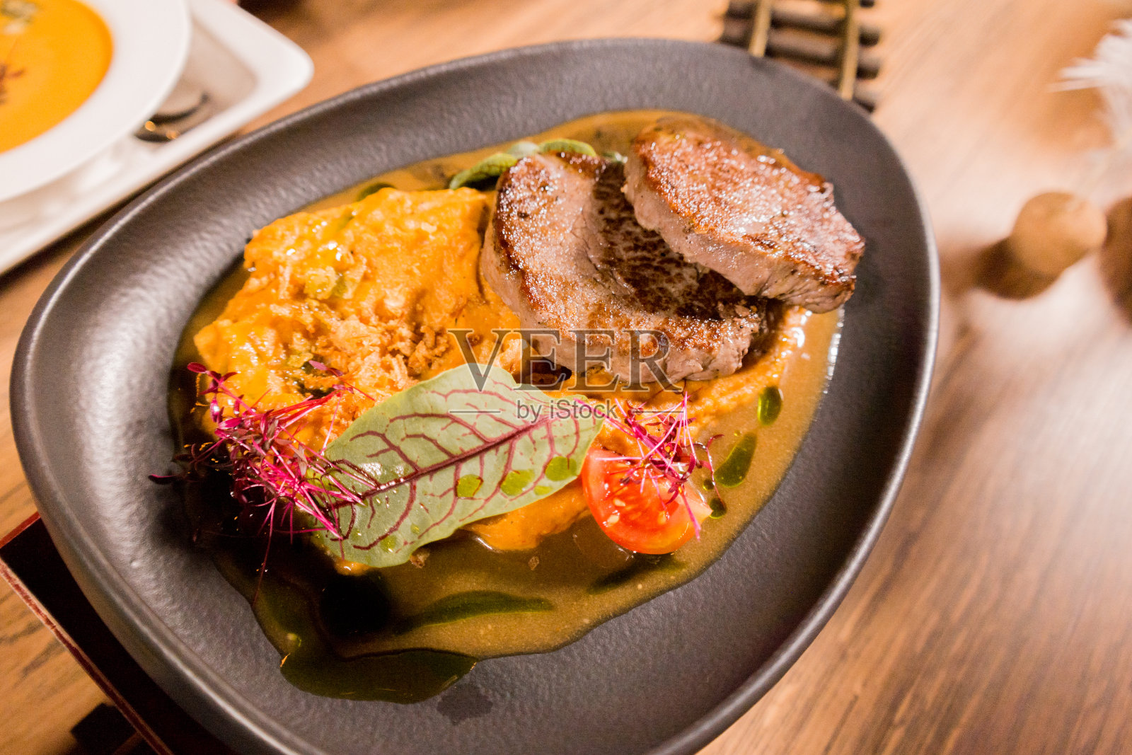 一盘牛排和土豆泥照片摄影图片