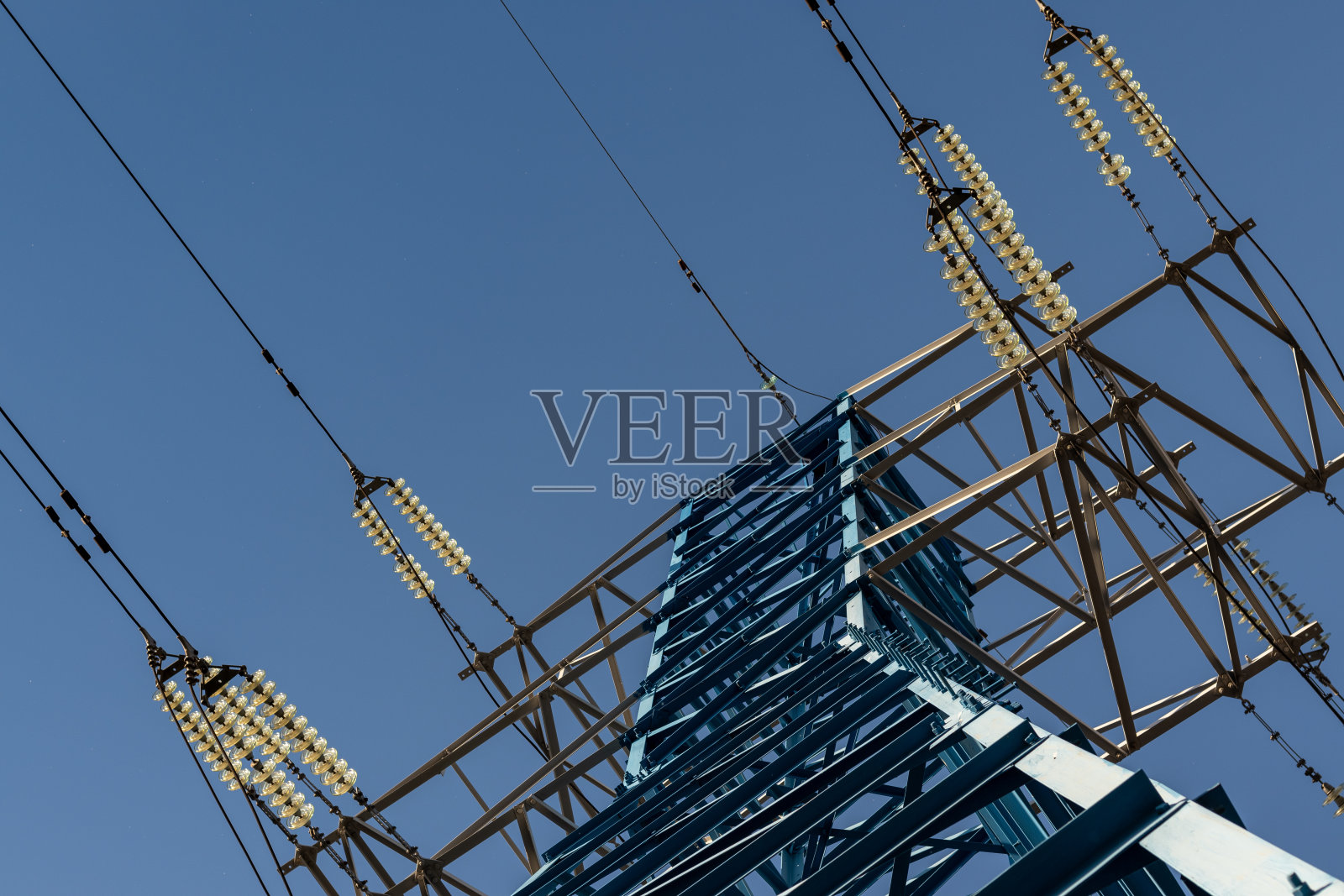 蓝天背景上的高压塔。照片摄影图片