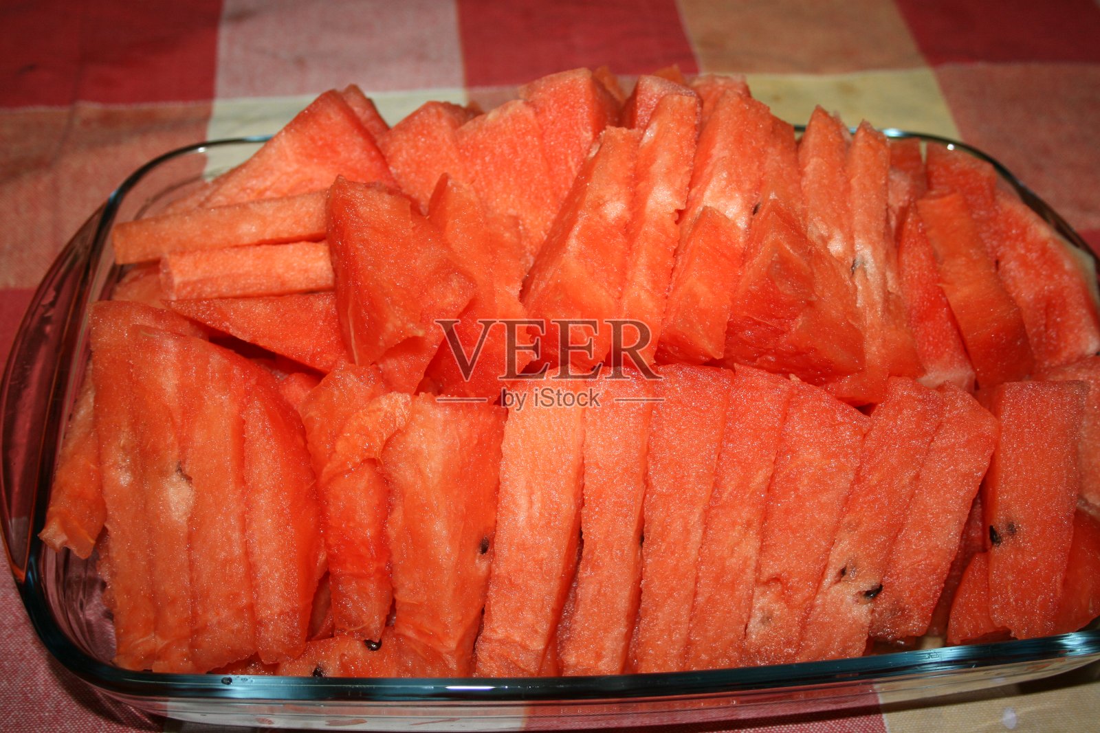 盘子里有红西瓜照片摄影图片