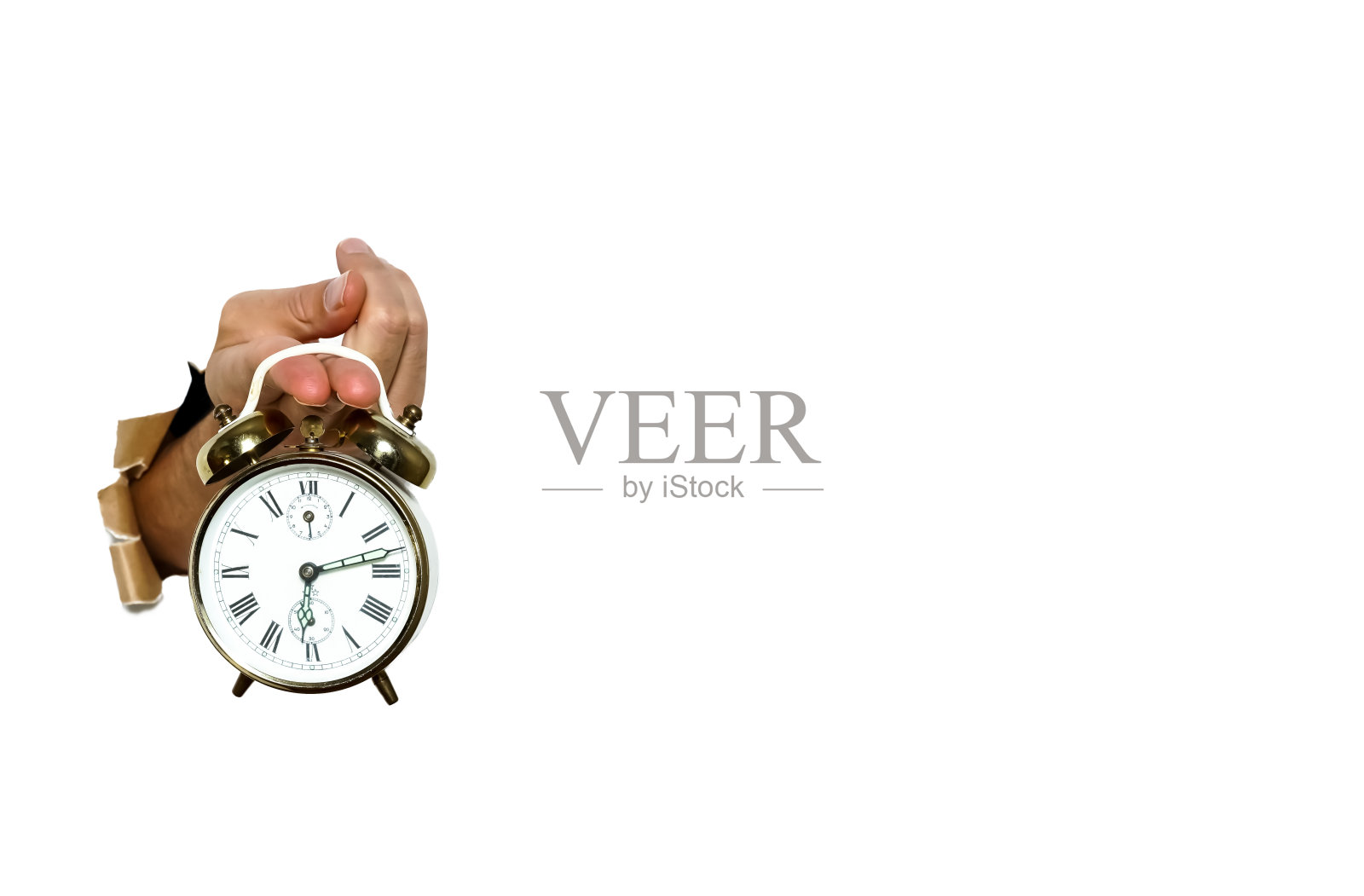 手里拿着一个老式闹钟，说明起床或时间。隔离在白色与复制空间。照片摄影图片