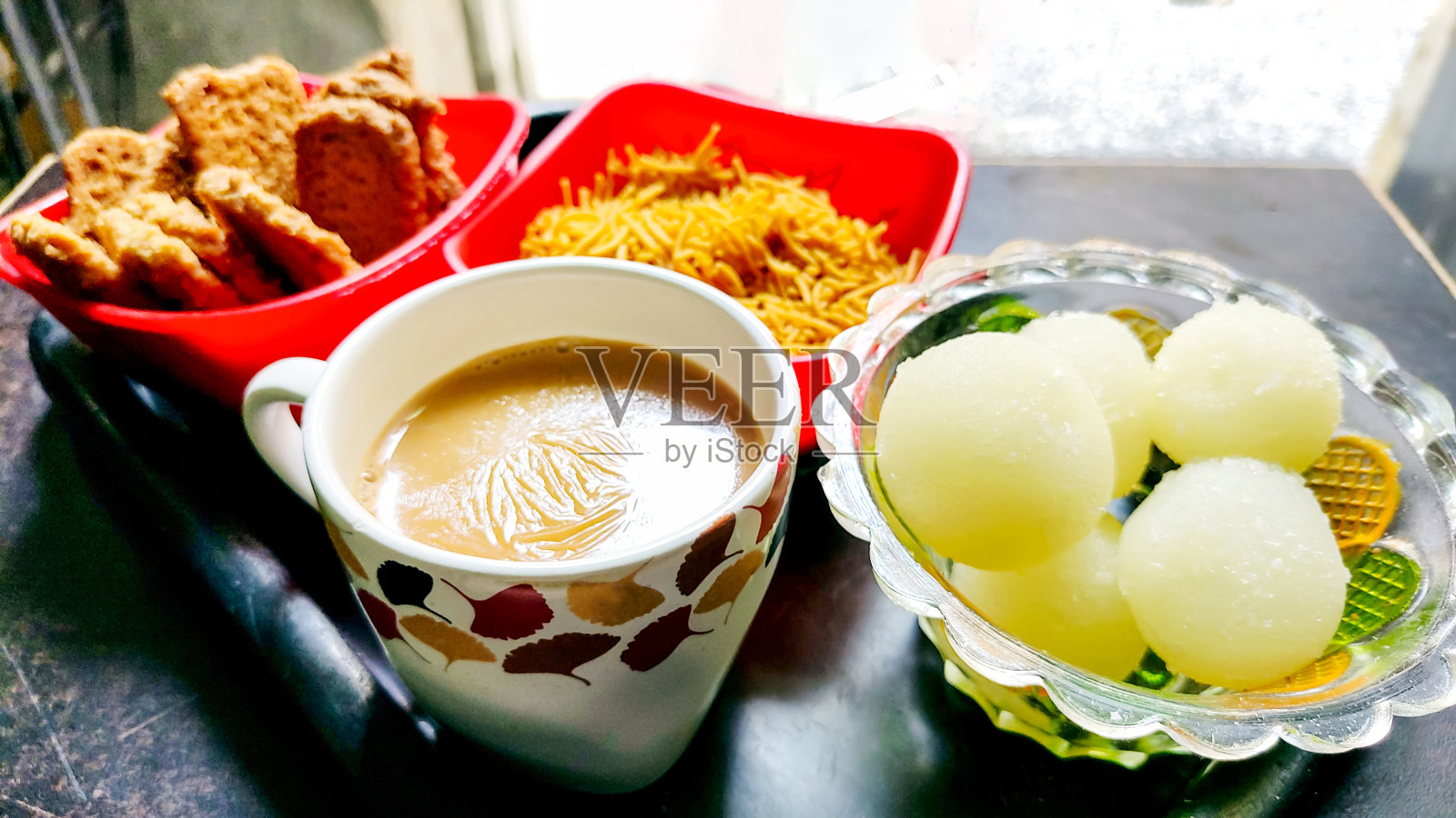 在印度，为客人准备茶、点心和糖果照片摄影图片