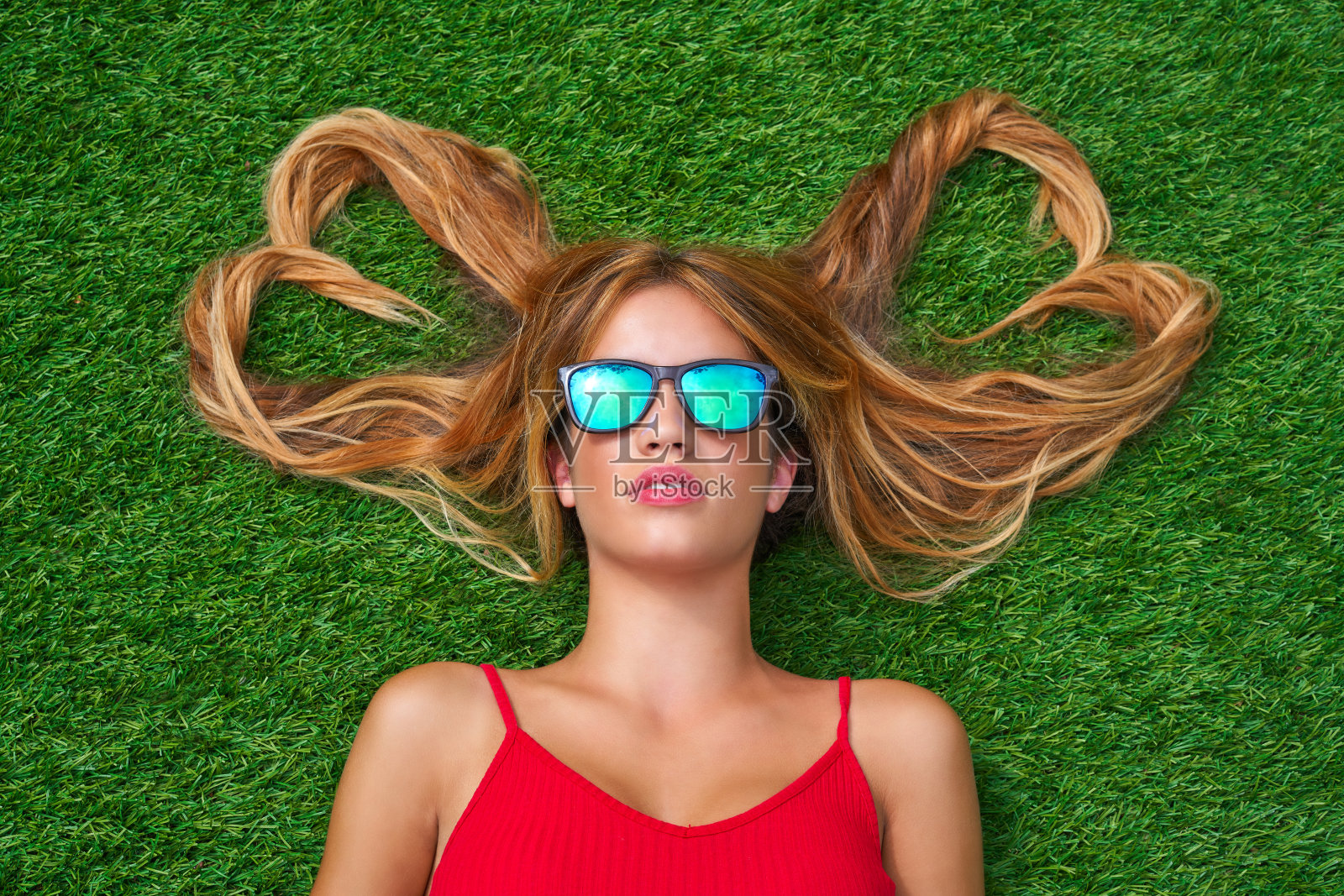 金发少女，头发呈心形躺着照片摄影图片