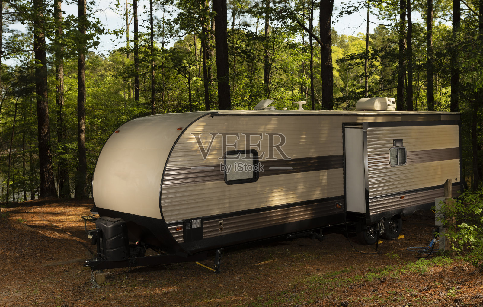在一个背阴的露营地，拖车的连接处照片摄影图片