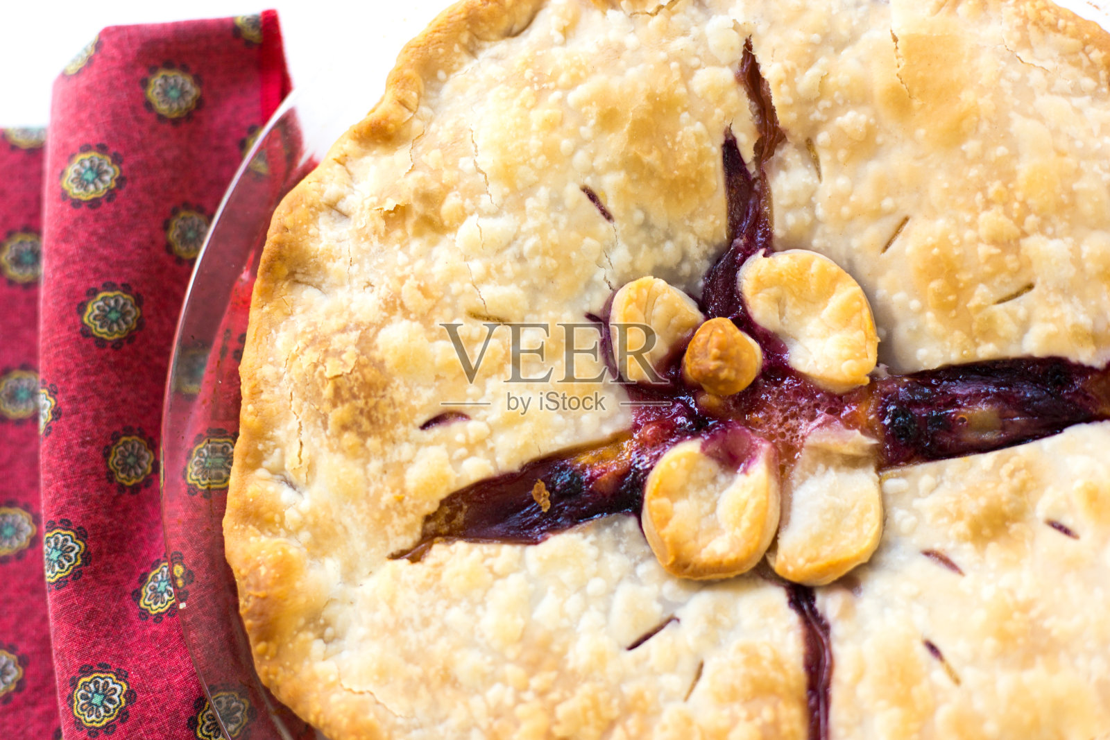 新鲜自制桃子蓝莓派头顶特写照片摄影图片