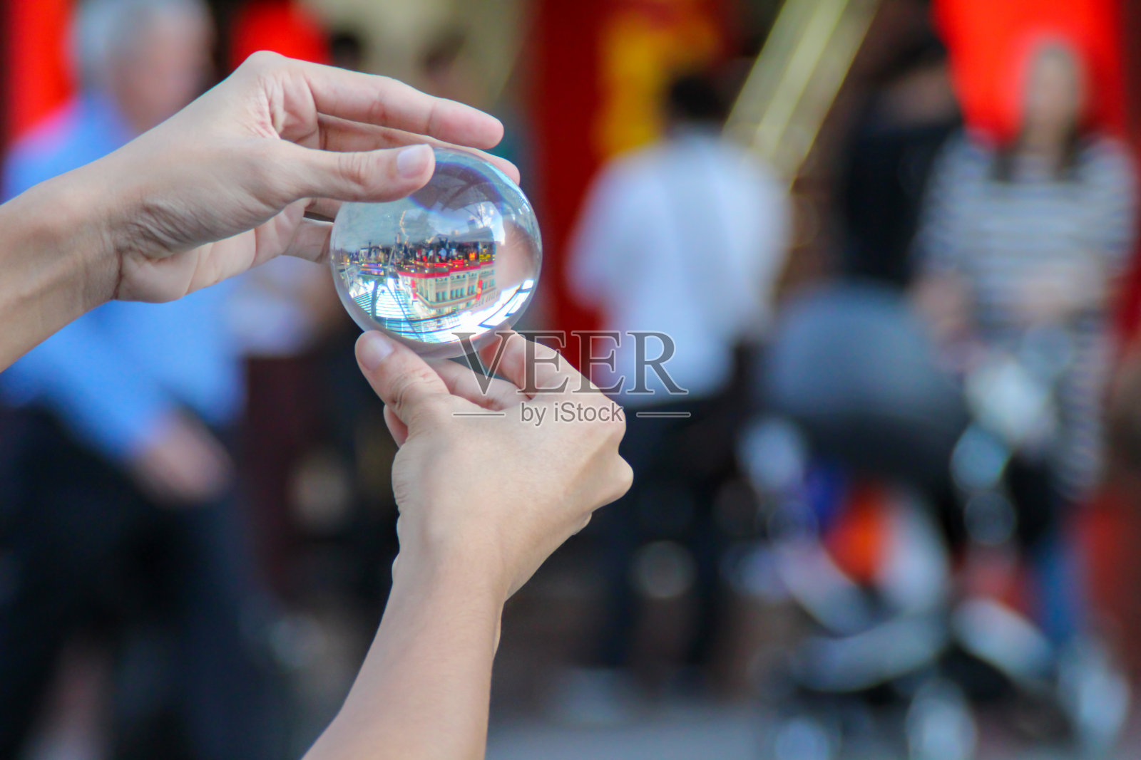 在现代城市里用人手操纵的玻璃球照片摄影图片