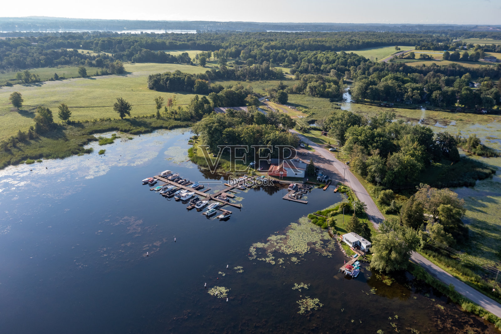 翡翠岛和哈林顿湾，鹿角湖，塞尔温，加拿大照片摄影图片