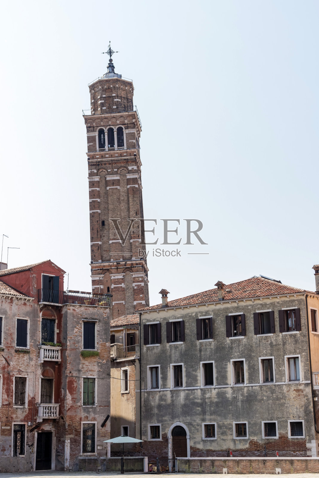 意大利威尼斯的圣斯特凡诺钟楼，里面有老房子照片摄影图片