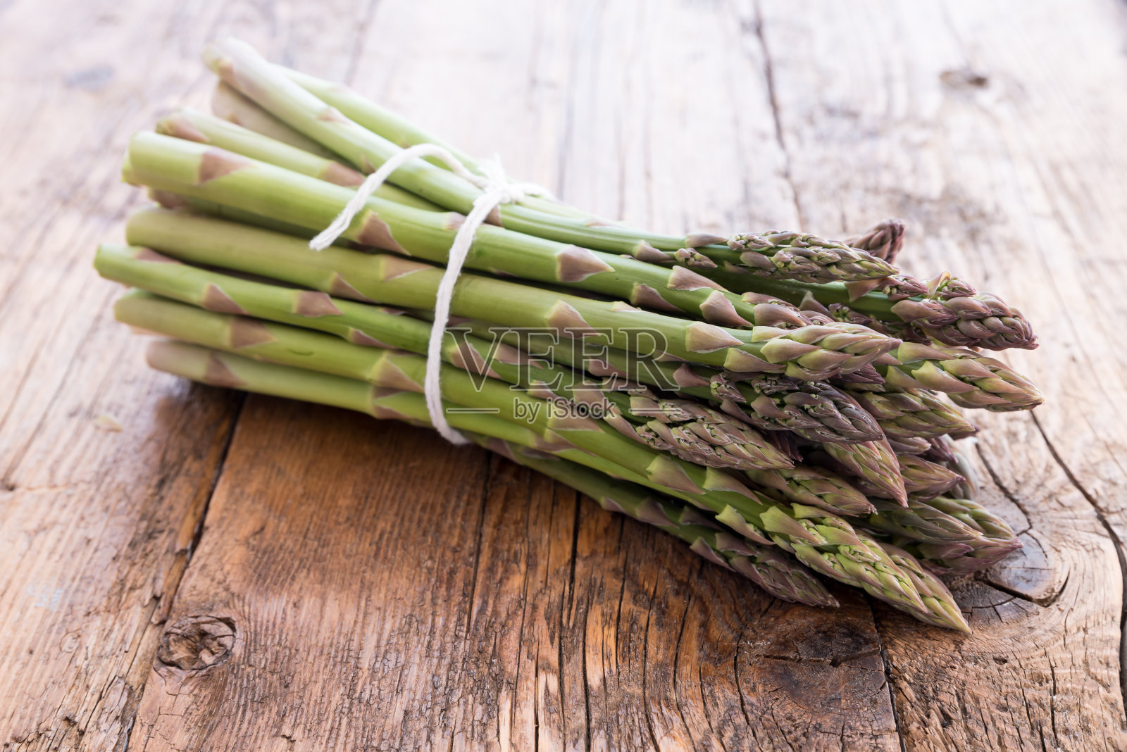 一束新鲜采摘的芦笋照片摄影图片