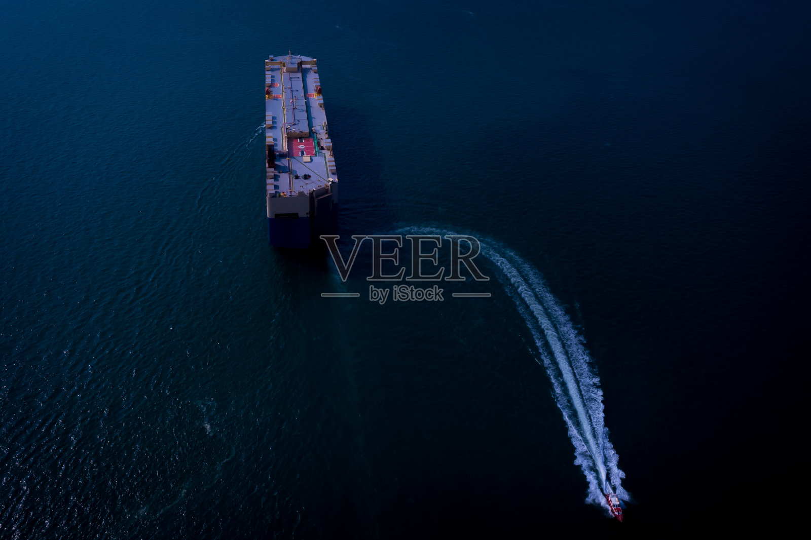 滚装船的轮船排成了长队。汽车集装箱运输船漂浮在海上，商务服务进出口货物国际由滚装船滚装船大型远洋货运，电影色调处理高角度视角照片摄影图片