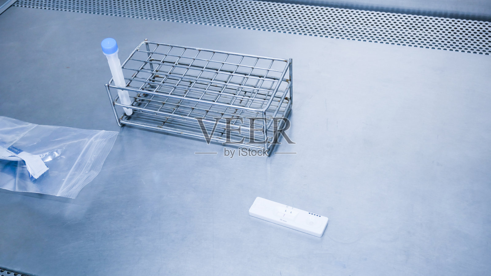 实验室快速检测covid-19抗原。蓝色的基调。照片摄影图片