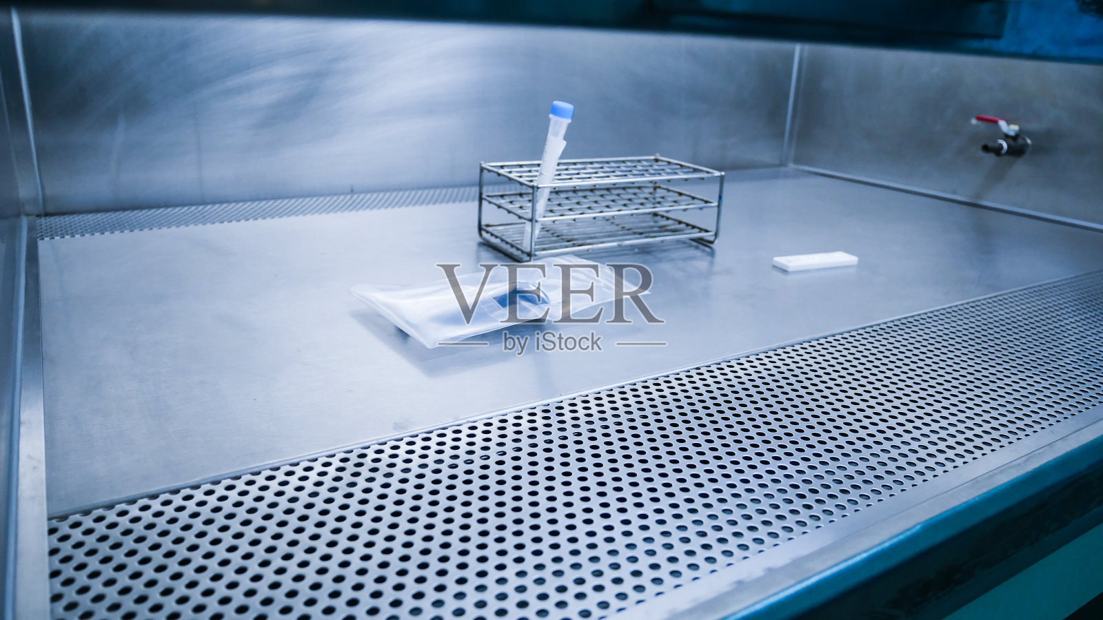 实验室快速检测covid-19抗原。蓝色的基调。照片摄影图片