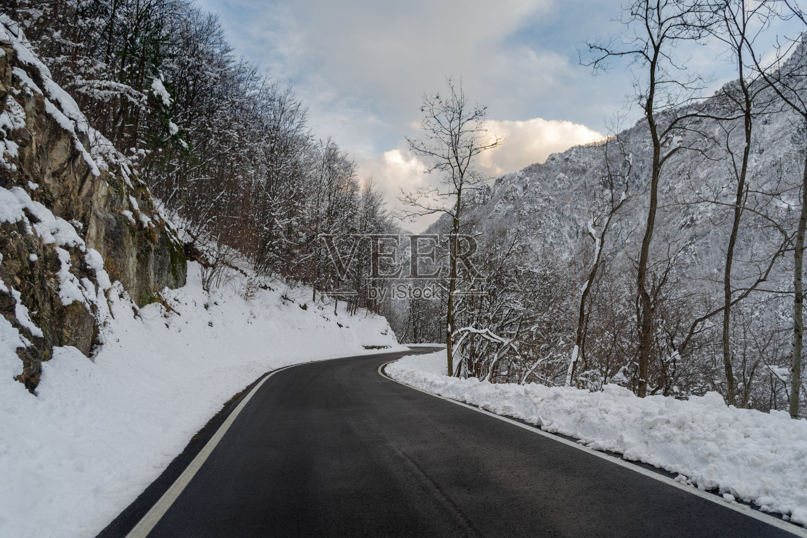 白雪皑皑的山路照片摄影图片