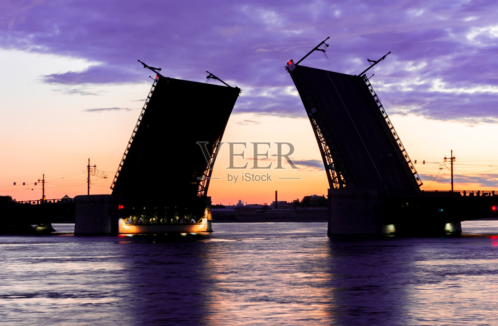 俄罗斯圣彼得堡，白夜中升起的宫殿桥剪影照片摄影图片