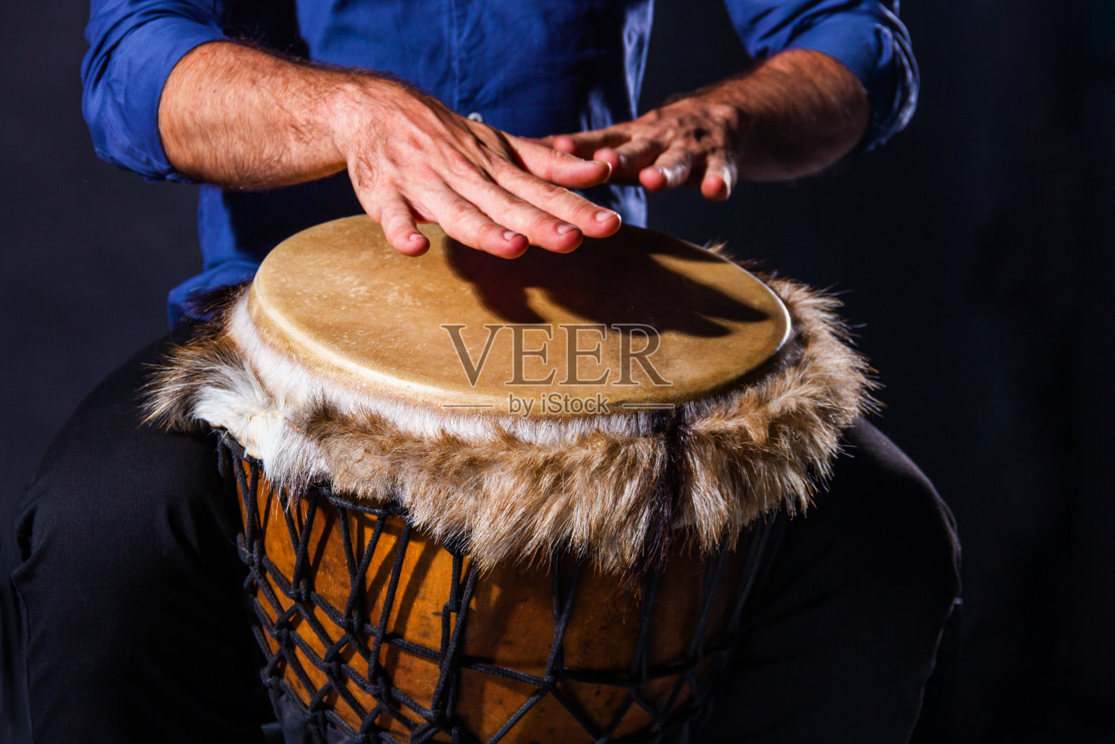 特写手在djembe鼓上演奏照片摄影图片