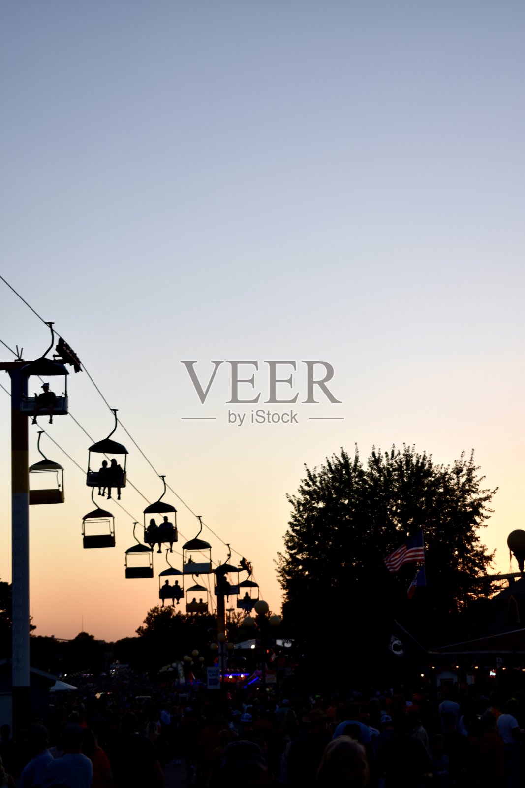 日落时的缆车俯瞰着集市照片摄影图片