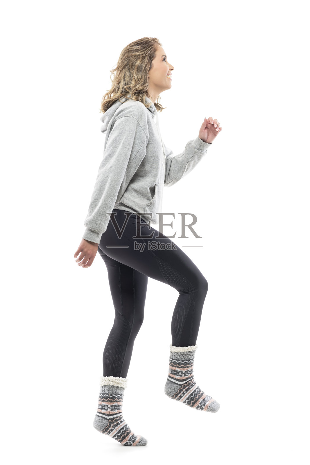 带着楼上台阶的幸福女人在家里边看。进步的概念。照片摄影图片